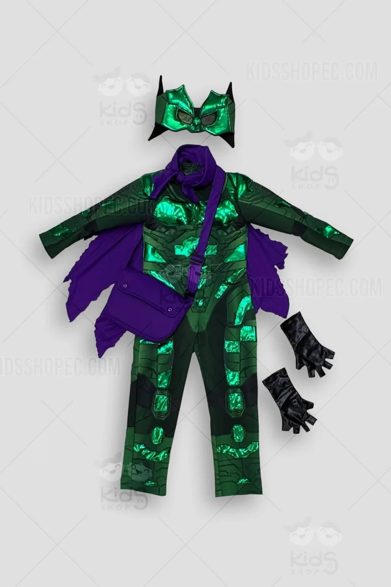 Fotografías de estudio en formato flat lay de un disfraz completo de villano, inspirado en el Duende Verde. El conjunto incluye un traje enterizo de manga larga y pantalón largo en color verde oscuro, cubierto con paneles geométricos en verde metálico brillante que simulan una armadura. Se complementa con una capa morada de bordes inferiores rasgados, un bolso morado tipo bandolera con correa ajustable, un par de guantes negros sin dedos y una máscara verde metálica con orejas puntiagudas y visores oscuros.