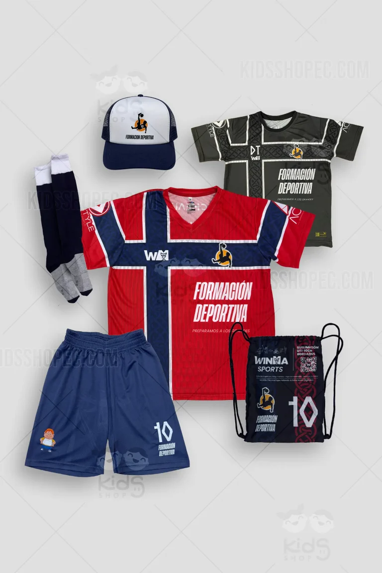 Fotografías de estudio en formato flat lay de un kit de uniforme deportivo completo para fútbol o entrenamiento. El conjunto integral incluye: una camiseta principal de cuello en "V" en color rojo con una gran cruz cruzada azul marino y blanca, una camiseta alternativa en color negro con detalles en gris, un pantalón corto azul marino, un par de medias deportivas largas con base gris y caña azul oscuro, una gorra tipo trucker azul y blanca, y una mochila deportiva de cuerdas negra. Todas las piezas exhiben el emblema de "Formación Deportiva" (un jugador haciendo una chilena), dorsales con el número 10 y múltiples logotipos de patrocinadores.