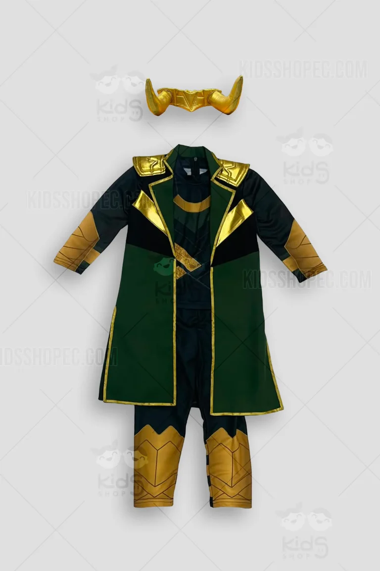 Fotografías de estudio en formato flat lay de un disfraz femenino de cosplay inspirado en el personaje de Sylvie. El conjunto muestra una base de camiseta de manga larga y pantalón de color negro con detalles dorados impresos que simulan armaduras y motivos rúnicos. Sobre esta base, destaca un chaleco largo sin mangas de color verde oscuro, con solapas negras, ribetes dorados y hombreras metálicas doradas. El conjunto se completa con una tiara dorada tridimensional con cuernos curvos.
