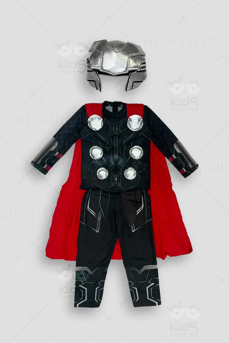 Fotografías de estudio en formato flat lay de un disfraz completo de cosplay inspirado en Thor. El conjunto presenta una camiseta de manga larga y un pantalón largo de base negra con líneas geométricas plateadas que simulan una armadura. El pecho de la camiseta incluye seis grandes discos circulares plateados en relieve y detalles rojos en los hombros. Se complementa con una amplia capa roja fluida en la parte posterior y un casco plateado tridimensional con relieves geométricos.