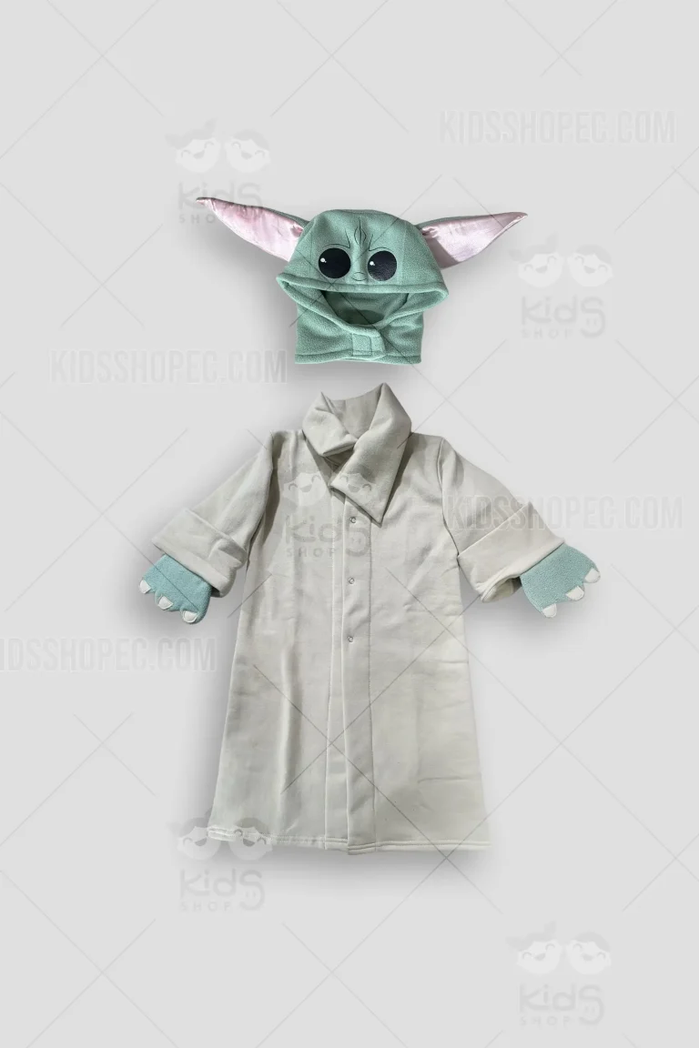 Fotografías de producto flat lay de un disfraz infantil de Grogu. El conjunto incluye un abrigo largo de vellón beige claro con cuello alto y botones a presión metálicos. Al final de las mangas tiene guantes integrados de vellón verde azulado con garras blancas cosidas. El gorro separado es de vellón verde menta con la cara de Grogu bordada y grandes orejas caídas con interior de satén rosa brillante.