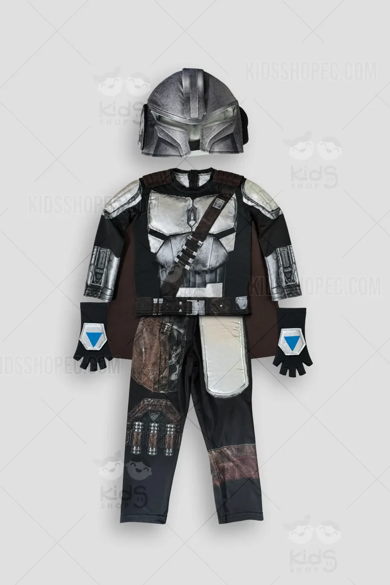 Fotografías de estudio en formato flat lay de un disfraz completo de Mandaloriano. El conjunto incluye una camiseta de manga larga negra con detalles visuales de armadura plateada desgastada y bandolera marrón, una capa marrón oscura, un pantalón negro con diseño continuo de musleras y rodilleras blindadas, guantes negros sin dedos con emblemas geométricos azul y plata, y un casco suave con acabado de metal texturizado y el característico visor en forma de "T"