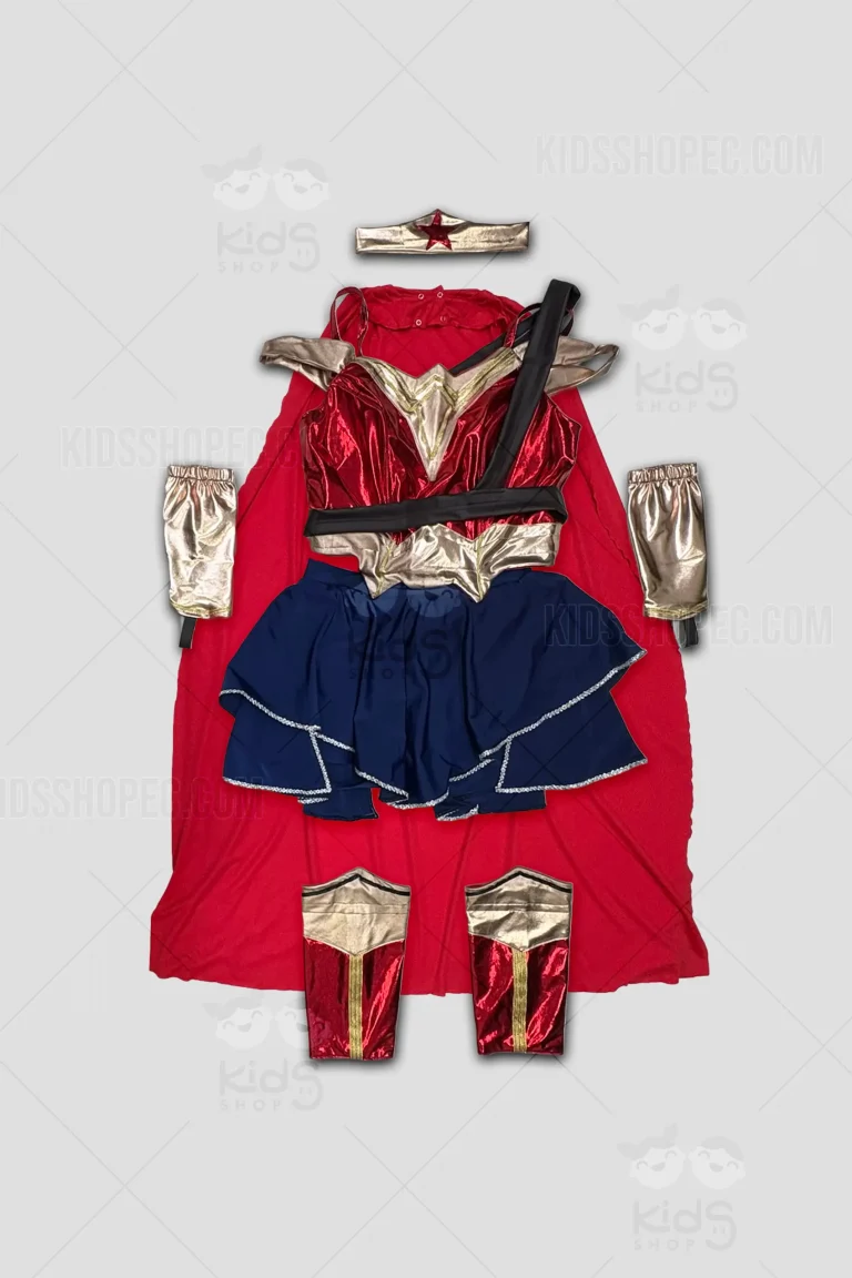Fotografías de estudio en formato flat lay de un disfraz completo de heroína estilo Mujer Maravilla. El conjunto incluye un top metálico rojo brillante con ribetes dorados y espalda acordonada, una falda azul oscuro con pretina elástica, volantes superpuestos y bordes plateados, y una gran capa roja con un logotipo de "W" dorada y negra en la espalda. Se acompaña de accesorios: una tiara dorada con estrella roja, brazaletes dorados, cubrebotas rojos con dorado, y una correa negra cruzada.
