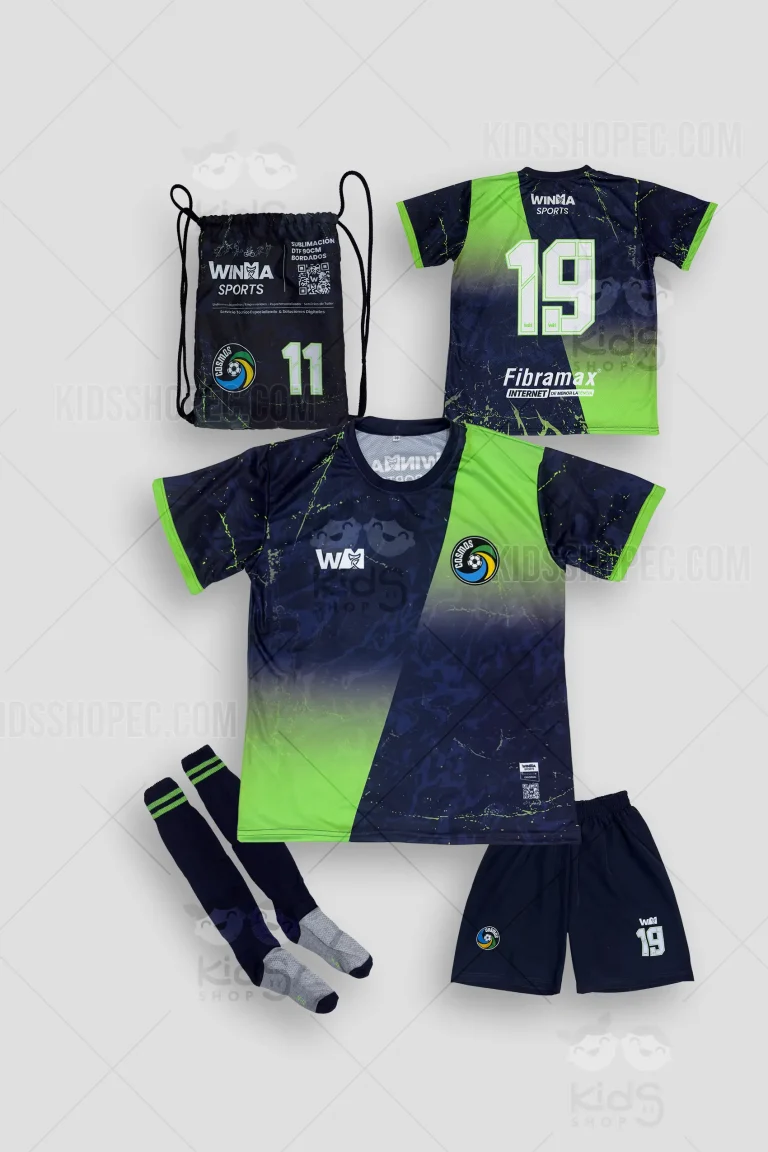 Fotografías de estudio en formato flat lay de un uniforme completo de fútbol. El conjunto incluye una camiseta de manga corta con diseño diagonal dividido entre una sección azul oscura con patrón abstracto y una sección verde neón, mostrando el logotipo Winma Sports, el escudo circular de Cosmos, el patrocinador Fibramax y el dorsal 19. Se acompaña de una pantaloneta azul oscura con escudo y número 19; calcetines deportivos altos de color azul con franjas verde neón y base gris; y una mochila tipo tula con cordones que replica el diseño gráfico oscuro y verde, estampada con logotipos, un código QR, el escudo y el número 11.