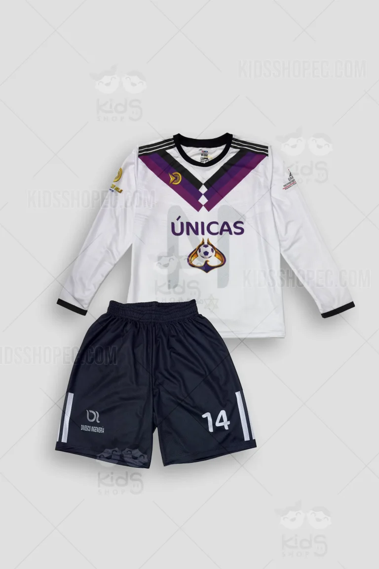 Fotografías de estudio en formato flat lay de un uniforme deportivo de fútbol compuesto por dos piezas. La camiseta de manga larga tiene base blanca, cuello redondo negro, puños negros y un diseño geométrico en "V" en el pecho con franjas moradas y negras. En el frente dice "ÚNICAS" sobre un escudo con un balón, junto a varios logotipos de patrocinadores en las mangas. La espalda muestra el nombre "CRIS" y el dorsal "14" en negro sobre líneas horizontales delgadas en color morado. La pantaloneta es azul marino oscuro con cintura elástica, franjas laterales blancas, el número "14" y un logotipo de patrocinador.