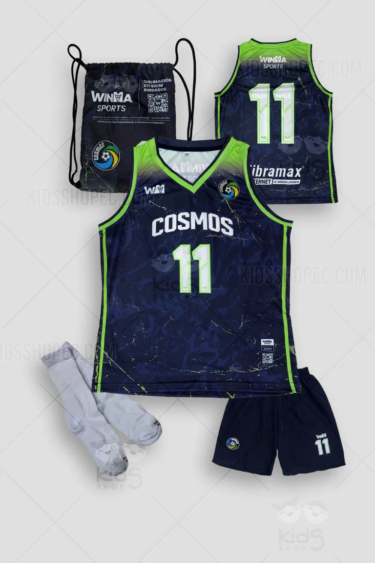 Fotografías de estudio en formato flat lay de un uniforme completo de baloncesto. El conjunto incluye una camiseta sin mangas azul oscuro con un patrón abstracto y bordes en verde neón, con la palabra "COSMOS", un escudo y el número 11. Se acompaña de una pantaloneta azul oscuro con cintura elástica, escudo y número; calcetines deportivos blancos; y una mochila tipo tula con cordones oscuros que replica el diseño gráfico, mostrando logotipos, un código QR, el escudo del equipo y el número 11.