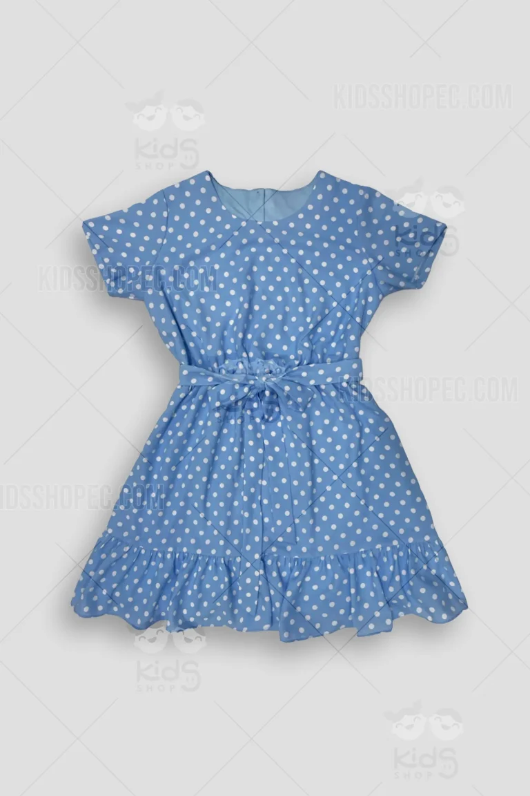 Fotografías de estudio en formato flat lay de un vestido infantil de manga corta en color azul cielo con un patrón continuo de lunares blancos. La prenda presenta un cuello redondo clásico, un cinturón de la misma tela anudado al frente en forma de lazo, cierre trasero mediante cremallera oculta y una falda acampanada que termina en un dobladillo inferior con volantes fruncidos.