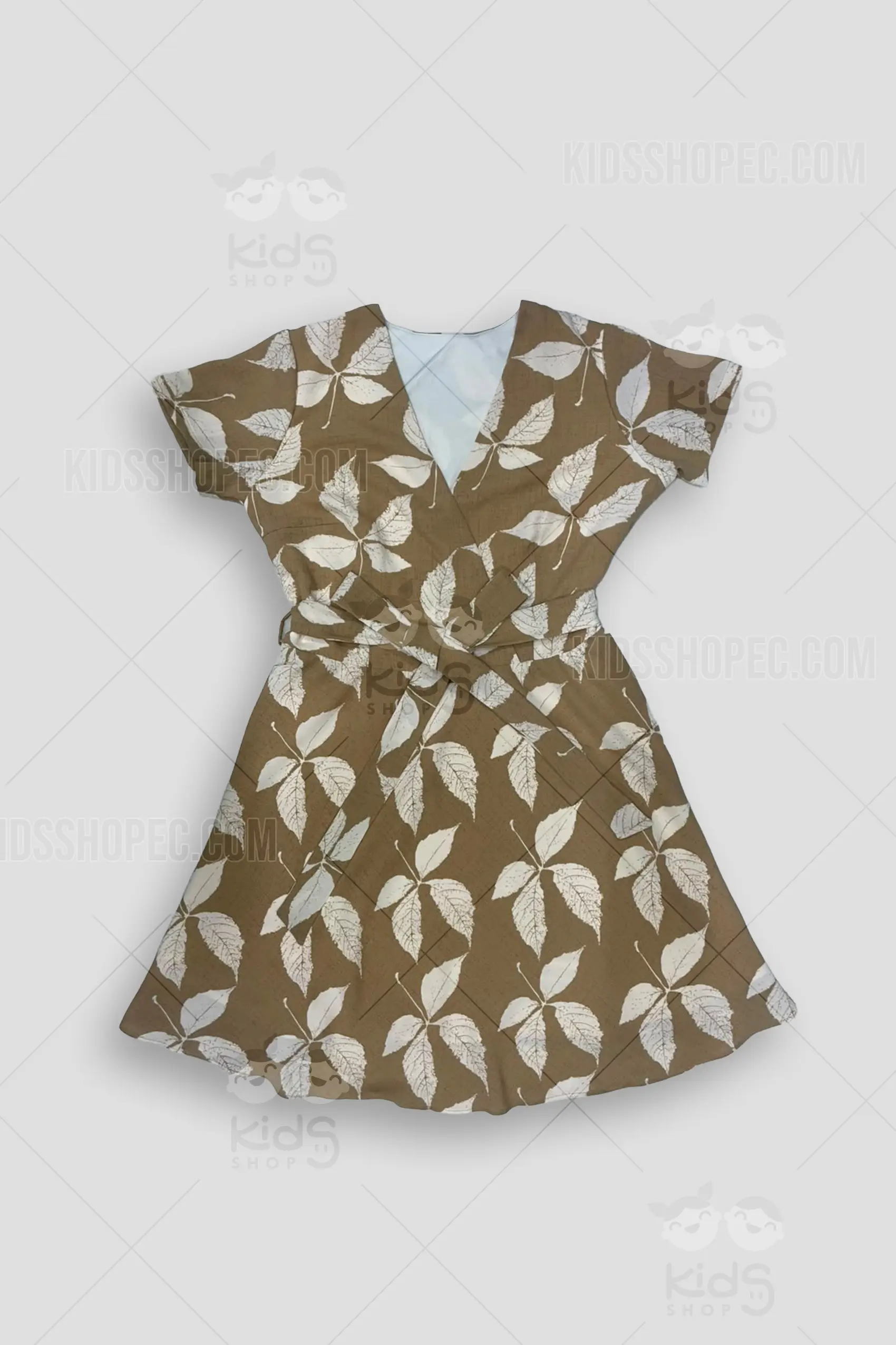 Fotografías de estudio en formato flat lay de un vestido de manga corta con base color marrón tierra y un patrón continuo de hojas botánicas blancas. La vista frontal de la prenda presenta un cuello en "V" de estilo cruzado, un cinturón de la misma tela anudado en la cintura y una falda acampanada con vuelo. La vista posterior muestra un escote alto y cerrado.