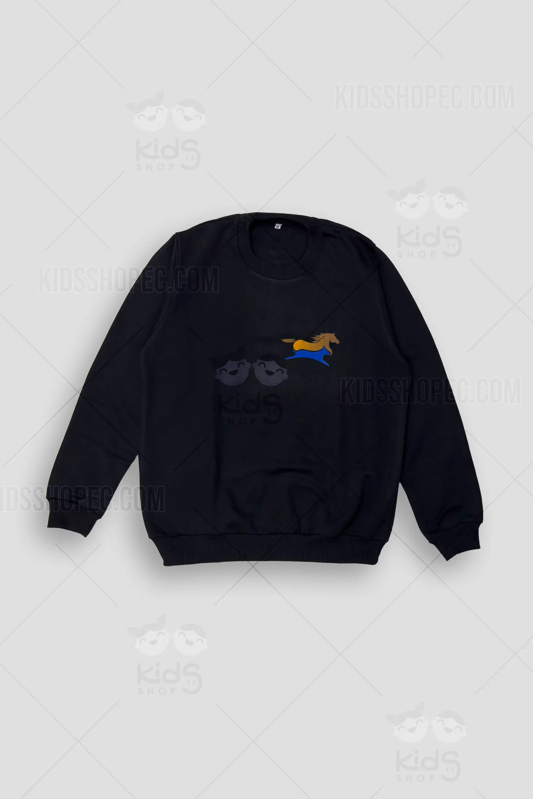 Fotografías de estudio en formato flat lay de un buzo o sudadera de manga larga en color negro sólido. La prenda presenta un diseño clásico con cuello redondo, además de puños y dobladillo inferior acanalados. En el lado izquierdo del pecho luce un logotipo mediano que ilustra la silueta de un caballo galopando en tono dorado sobre una figura abstracta azul. En la espalda, el diseño exhibe el mismo logotipo en gran formato, acompañado por el texto "Animal Dynamics Ecuador" en tipografía blanca.