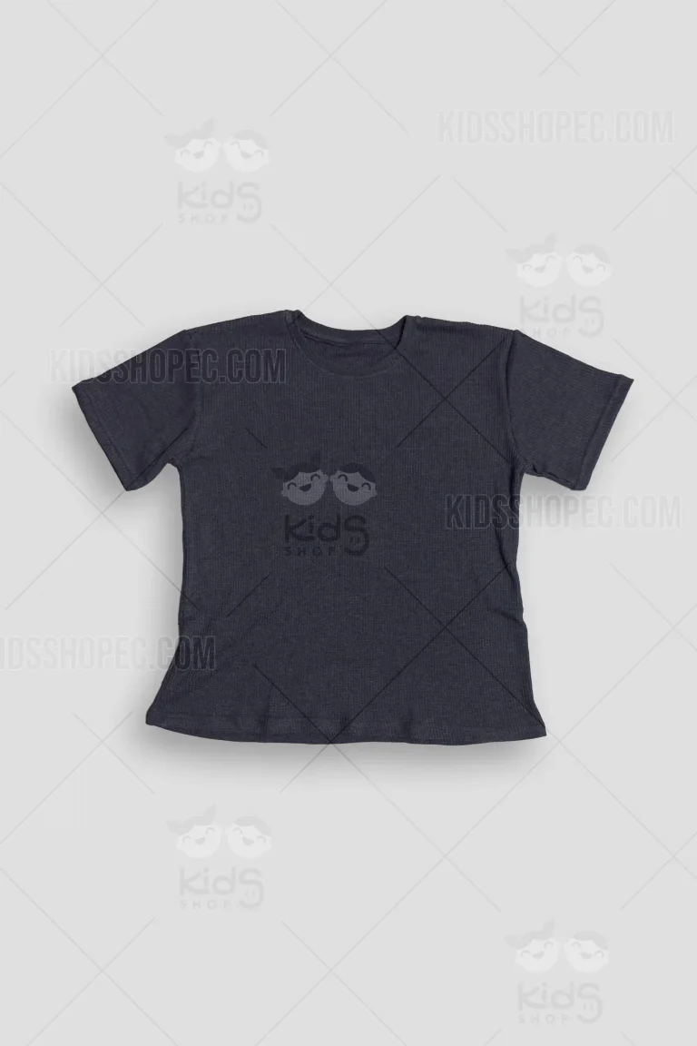 Fotografías de estudio en formato flat lay de una blusa infantil de manga corta y cuello redondo en color negro carbón sólido. La prenda destaca por su textura acanalada (rib) de líneas verticales finas en toda la tela, corte holgado y diseño completamente liso sin estampados tanto en la parte frontal como en la posterior.