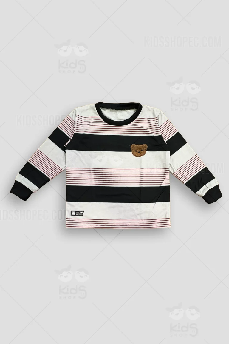 Fotografías de estudio en formato flat lay de un buzo o camiseta de manga larga con diseño de rayas horizontales. El patrón alterna franjas gruesas de color negro con secciones claras que contienen finas líneas rojas. Presenta cuello redondo y puños en color negro sólido. En el lado izquierdo del pecho destaca un parche texturizado en forma de cabeza de oso color café. En el dobladillo inferior izquierdo lleva una pequeña etiqueta negra rectangular decorativa con un código QR.