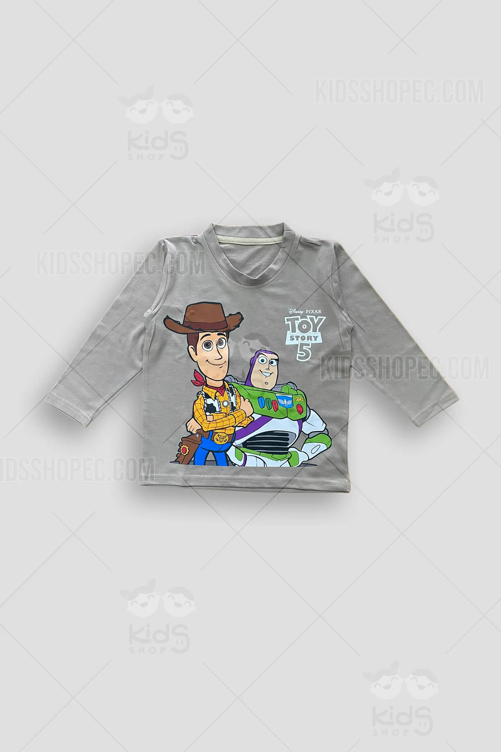 Fotografías de estudio en formato flat lay de un buzo infantil de manga larga en color gris sólido con cuello redondo. En la parte frontal presenta un gran estampado a todo color de los personajes animados Woody y Buzz Lightyear, acompañados por el logotipo "Disney Pixar Toy Story 5". La parte posterior es totalmente lisa, destacando únicamente una pequeña etiqueta decorativa negra en el dobladillo inferior derecho.