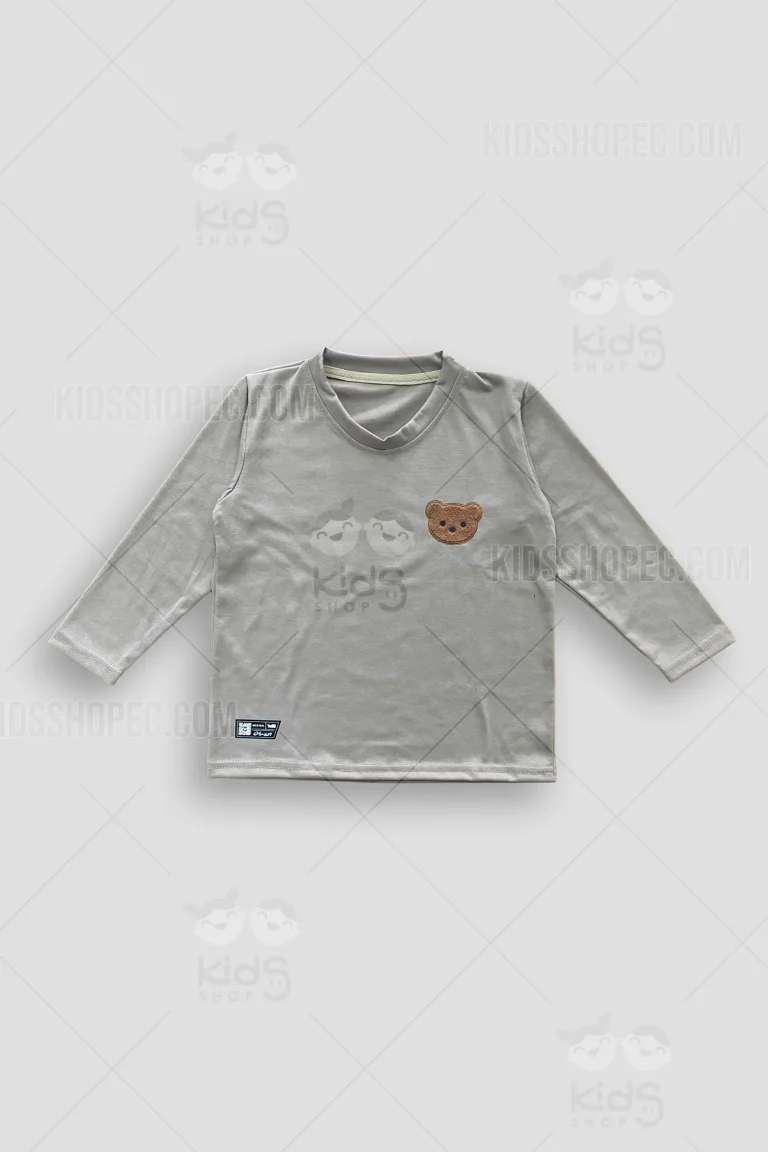 Fotografías de estudio en formato flat lay de una camiseta de manga larga en color gris claro sólido. La prenda presenta un clásico cuello redondo. En el lado izquierdo del pecho destaca un parche texturizado en forma de cabeza de oso color café. En el dobladillo inferior izquierdo lleva una pequeña etiqueta negra rectangular decorativa. La parte posterior de la camiseta es totalmente lisa en color gris.