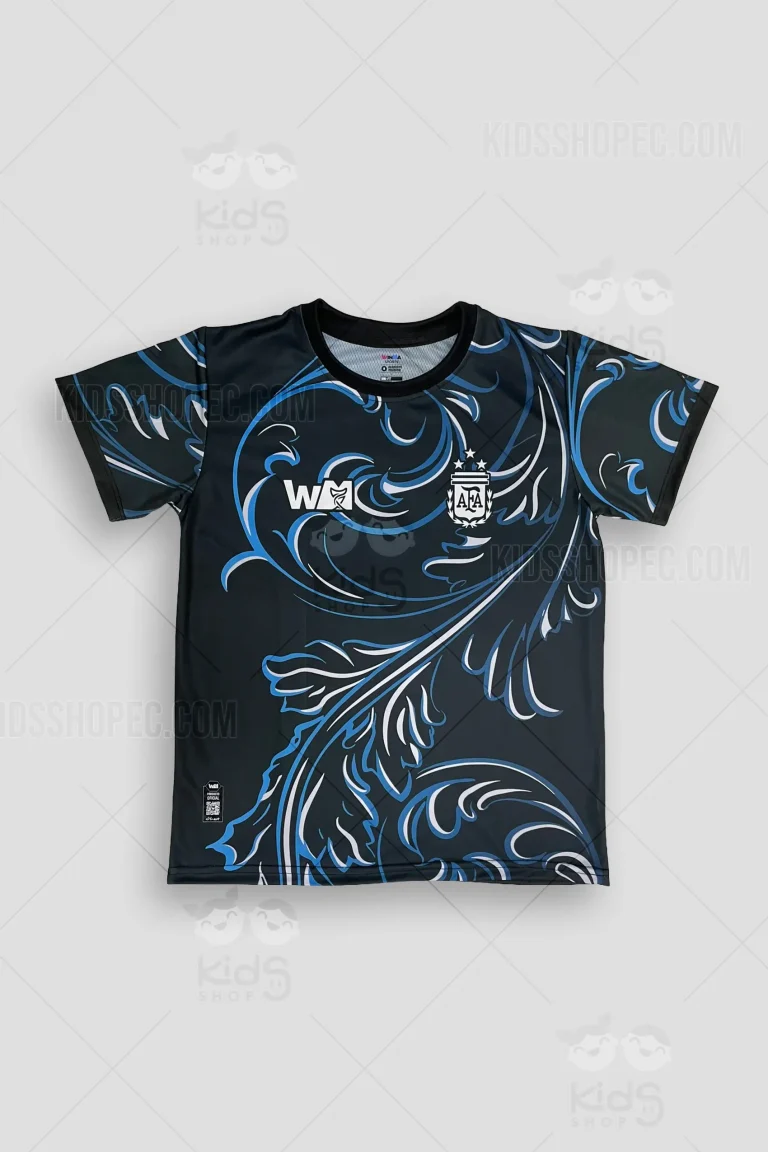 Fotografías de estudio en formato flat lay de una camiseta deportiva de manga corta con cuello redondo. La parte frontal presenta un fondo negro con un patrón abstracto de líneas fluidas en tonos azul y blanco, incluyendo el escudo de la AFA y un logotipo "WM". La parte posterior exhibe un diseño gráfico tipo collage en homenaje a Diego Armando Maradona, mostrando varias ilustraciones del jugador con la camiseta de Argentina y sosteniendo la Copa del Mundo. Incluye textos como "J10 CRACK DEL FÚTBOL", "UN GENIO. UNA LEYENDA. ETERNO.", la cita "YO ME EQUIVOCO Y PAGO, PERO LA PELOTA NO SE MANCHA.", la firma del jugador y la palabra "D10S" con una corona en la zona inferior.