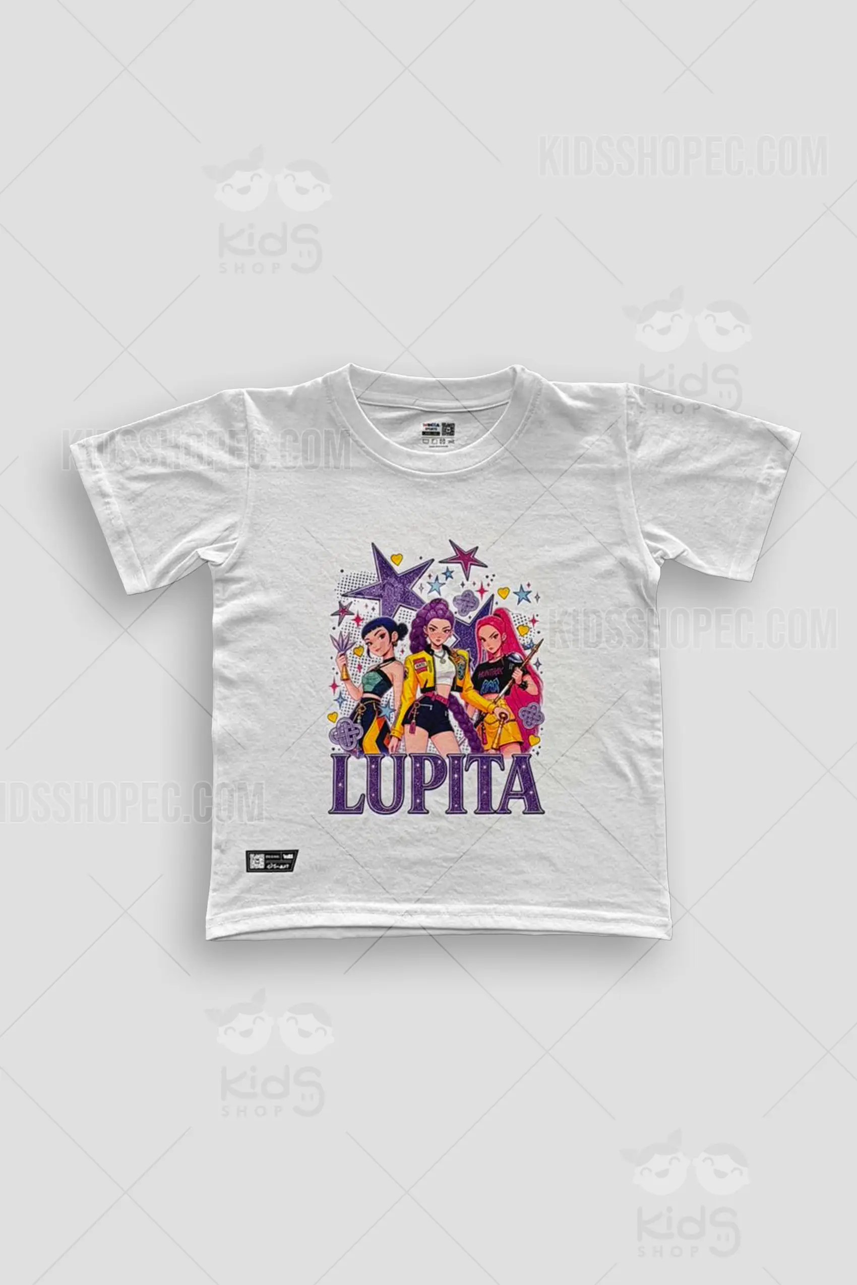 Fotografías de estudio en formato flat lay de una camiseta de manga corta en color blanco sólido con cuello redondo. En el panel frontal presenta una ilustración vibrante de tres chicas con estilo K-pop rodeadas de estrellas moradas, corazones amarillos y detalles de semitonos. Debajo de la ilustración destaca el nombre "LUPITA" en tipografía grande color morado con efecto brillante. En el dobladillo inferior izquierdo se observa una pequeña etiqueta negra rectangular decorativa.