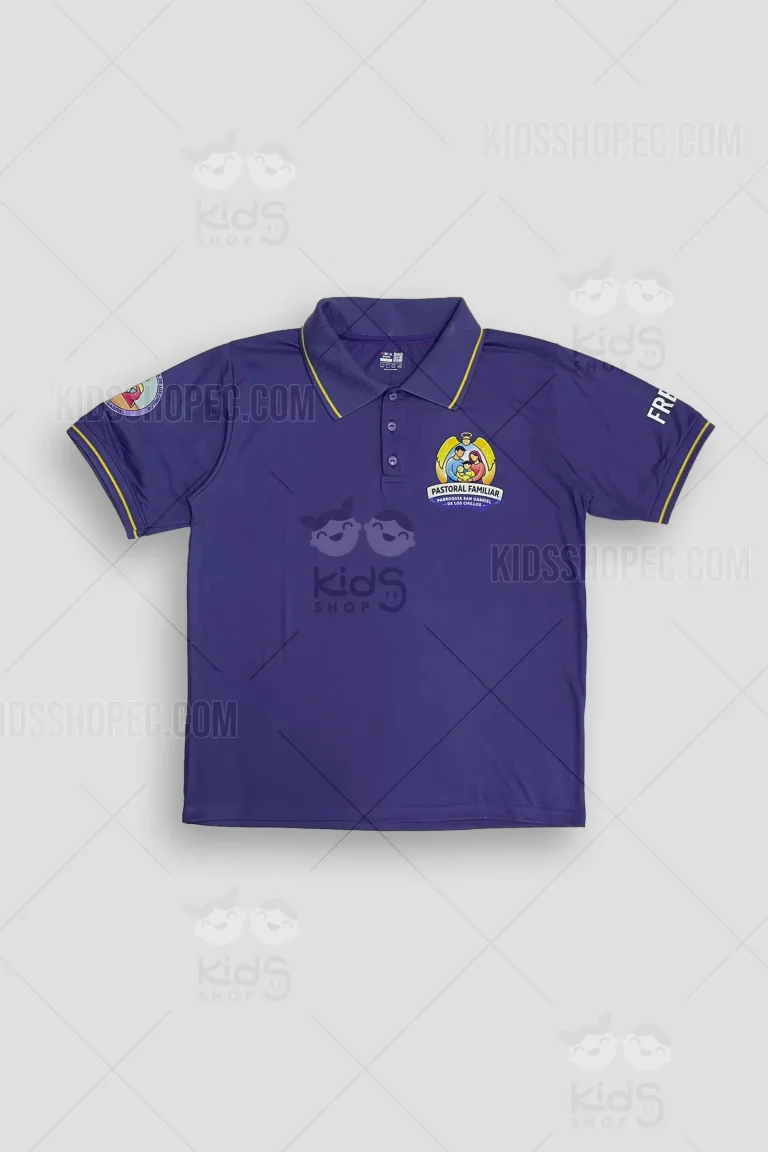 Fotografías de estudio en formato flat lay de una camiseta tipo polo de manga corta en color morado sólido. Presenta un cuello clásico con tres botones y detalles de líneas amarillas en el borde del cuello y en los puños. En el pecho izquierdo tiene un logotipo estampado a color con el texto "Pastoral Familiar Parroquia San Gabriel de Los Chillos" junto a una ilustración familiar. La espalda luce el texto "PASTORAL FAMILIAR" en letras blancas gruesas subrayadas por una línea amarilla. La manga izquierda lleva estampado el nombre "FREDDY" en blanco y la manga derecha exhibe un sello circular de la parroquia con ilustraciones religiosas.