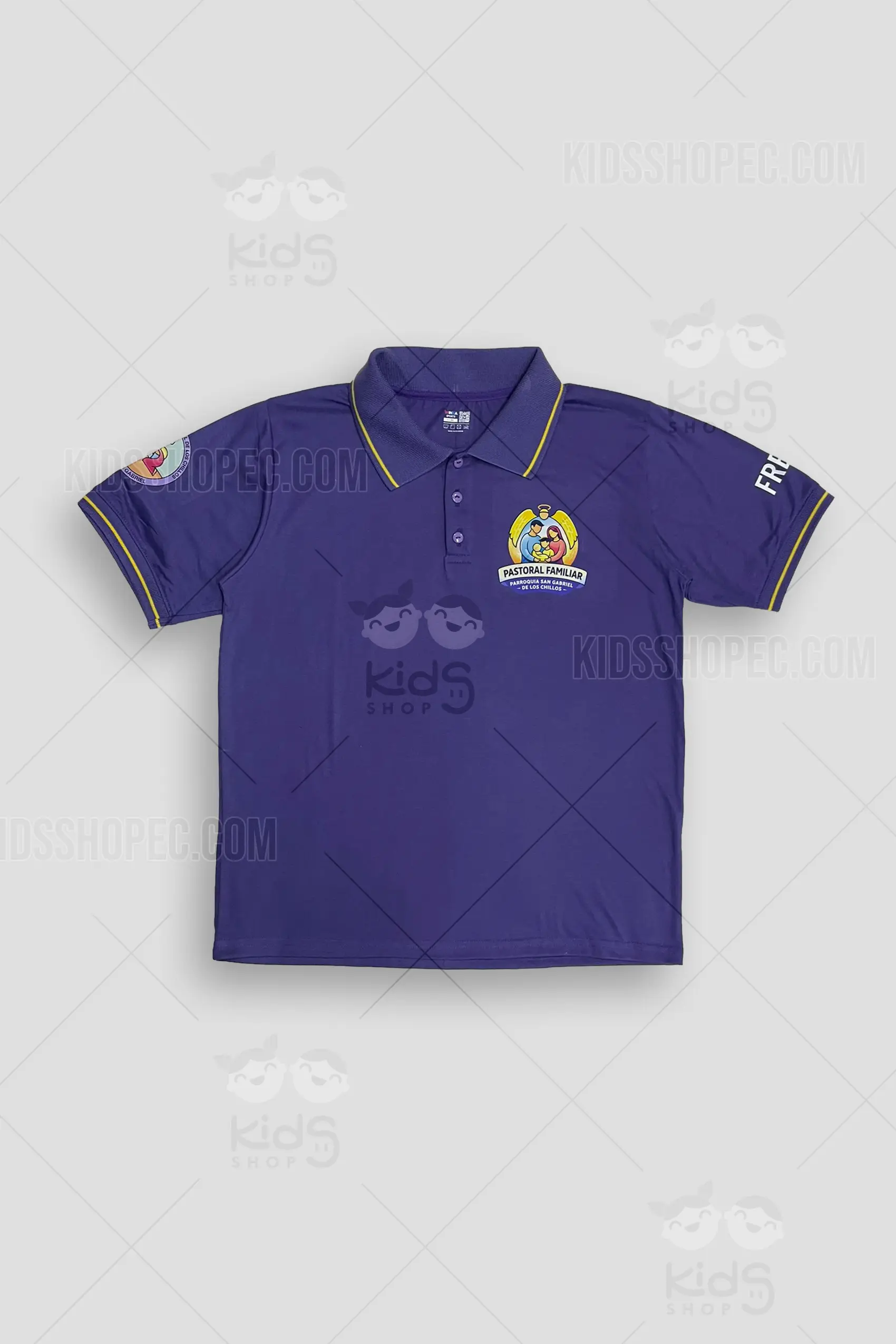 Fotografías de estudio en formato flat lay de una camiseta tipo polo de manga corta en color morado sólido. Presenta un cuello clásico con tres botones y detalles de líneas amarillas en el borde del cuello y en los puños. En el pecho izquierdo tiene un logotipo estampado a color con el texto "Pastoral Familiar Parroquia San Gabriel de Los Chillos" junto a una ilustración familiar. La espalda luce el texto "PASTORAL FAMILIAR" en letras blancas gruesas subrayadas por una línea amarilla. La manga izquierda lleva estampado el nombre "FREDDY" en blanco y la manga derecha exhibe un sello circular de la parroquia con ilustraciones religiosas.