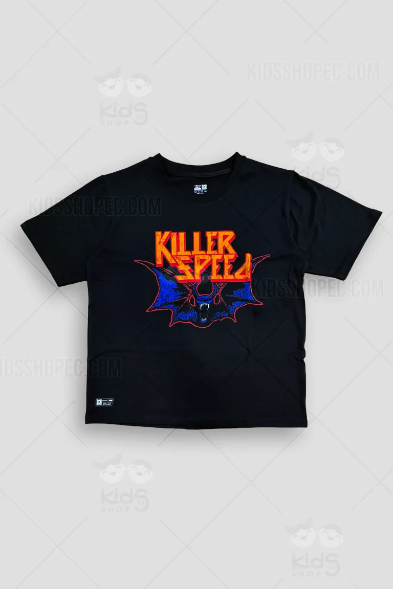 Fotografías de estudio en formato flat lay de una camiseta de manga corta en color negro sólido con cuello redondo. En el panel frontal presenta un estampado llamativo con el texto "KILLER SPEED" en una tipografía desgastada de tonos amarillo y naranja. Debajo del texto se ilustra una criatura alada, similar a un murciélago o gárgola, en color azul texturizado con contornos rojos y colmillos visibles. En el dobladillo inferior izquierdo se observa una pequeña etiqueta negra rectangular decorativa.