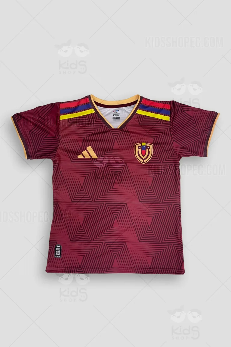 Fotografías de estudio en formato flat lay de una camiseta deportiva de manga corta con cuello en V. La prenda presenta un color base vinotinto cubierto por un patrón geométrico de líneas tonales que forman triángulos. El cuello y los puños están rematados con ribetes dorados. En los hombros destacan tres franjas en colores amarillo, azul y rojo. El pecho izquierdo luce un escudo estilizado con estrellas y una letra "V", mientras que el derecho muestra un logotipo geométrico dorado. La parte posterior exhibe el texto "LA VINOTINTO" en la zona superior, seguido del nombre "RAWA" y el número "58" en tipografía dorada. En el dobladillo inferior izquierdo se encuentra una etiqueta negra decorativa.
