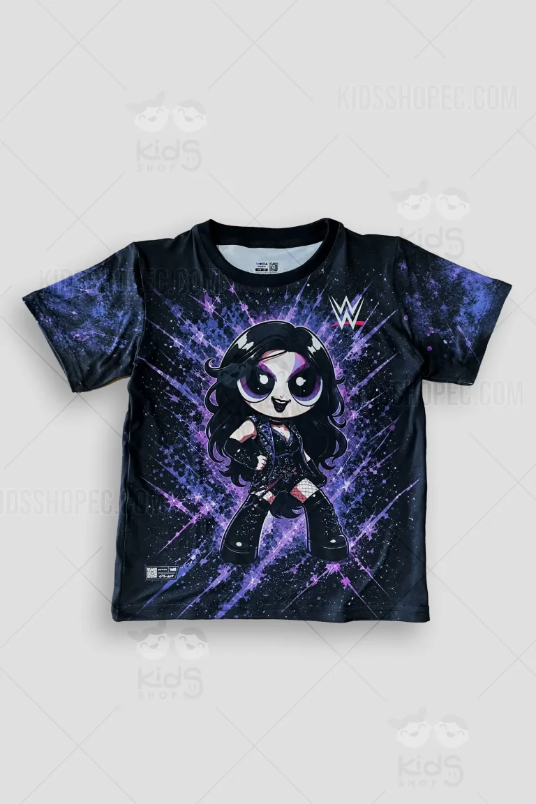 Fotografías de estudio en formato flat lay de una camiseta de manga corta con cuello redondo y diseño de sublimación completa sobre tela oscura. La parte frontal presenta un fondo cósmico en tonos negros, azules y morados con destellos de luz, destacando la ilustración estilo animado de una luchadora con atuendo gótico y el logotipo de la WWE en el pecho. La parte posterior mantiene el fondo galáctico sublimado, pero adornado con flores de cerezo rosadas, mostrando otra ilustración de la luchadora en pose dinámica y el logo de la WWE en la zona superior central. En el dobladillo inferior frontal se observa una etiqueta negra decorativa y en la espalda baja el logotipo de "WINMA Sports".