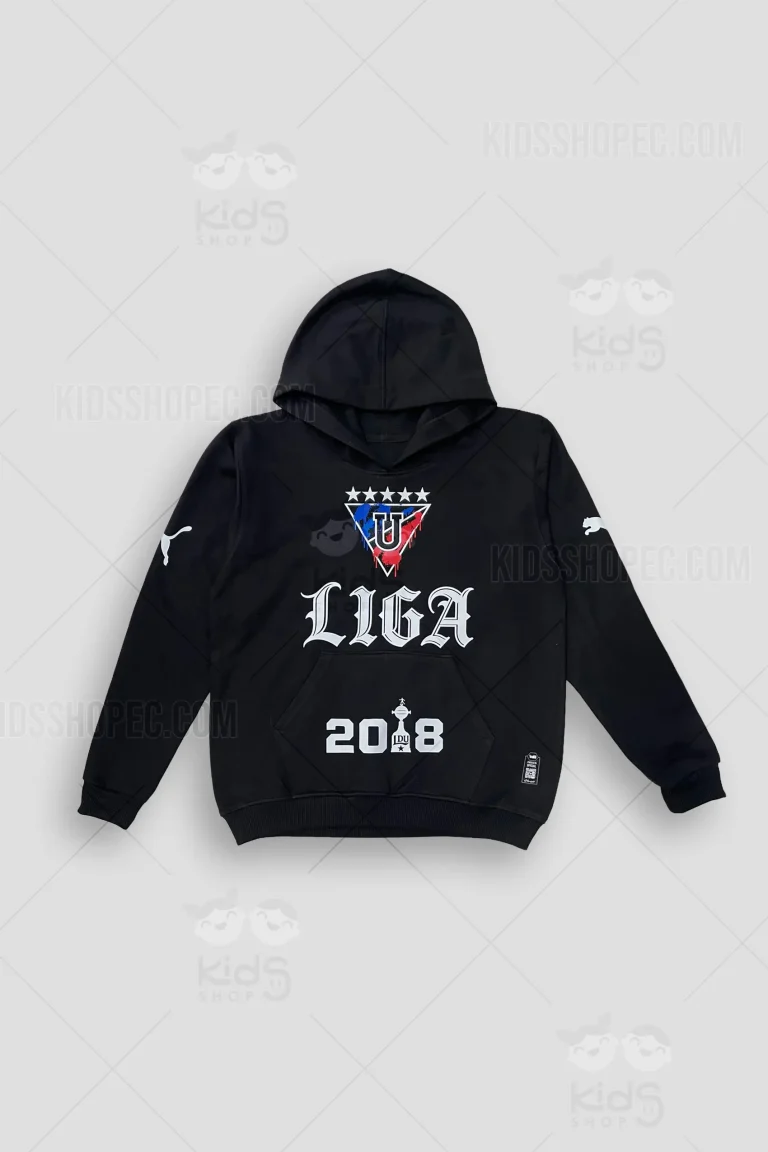 Fotografías de estudio en formato flat lay de un buzo con capucha (hoodie) de manga larga en color negro sólido, equipado con un bolsillo frontal tipo canguro. En la parte delantera presenta un estampado con el escudo de LDU intervenido con salpicaduras de pintura azul y roja, debajo la palabra "LIGA" en tipografía gótica, y el año "2018" integrando la silueta de un trofeo. En las mangas se observa un pequeño logotipo deportivo blanco. La parte posterior exhibe las siglas "L.D.U" en letras góticas, cuatro estrellas, la ilustración detallada de la Copa Libertadores y el año "2008" en color blanco de alto contraste.