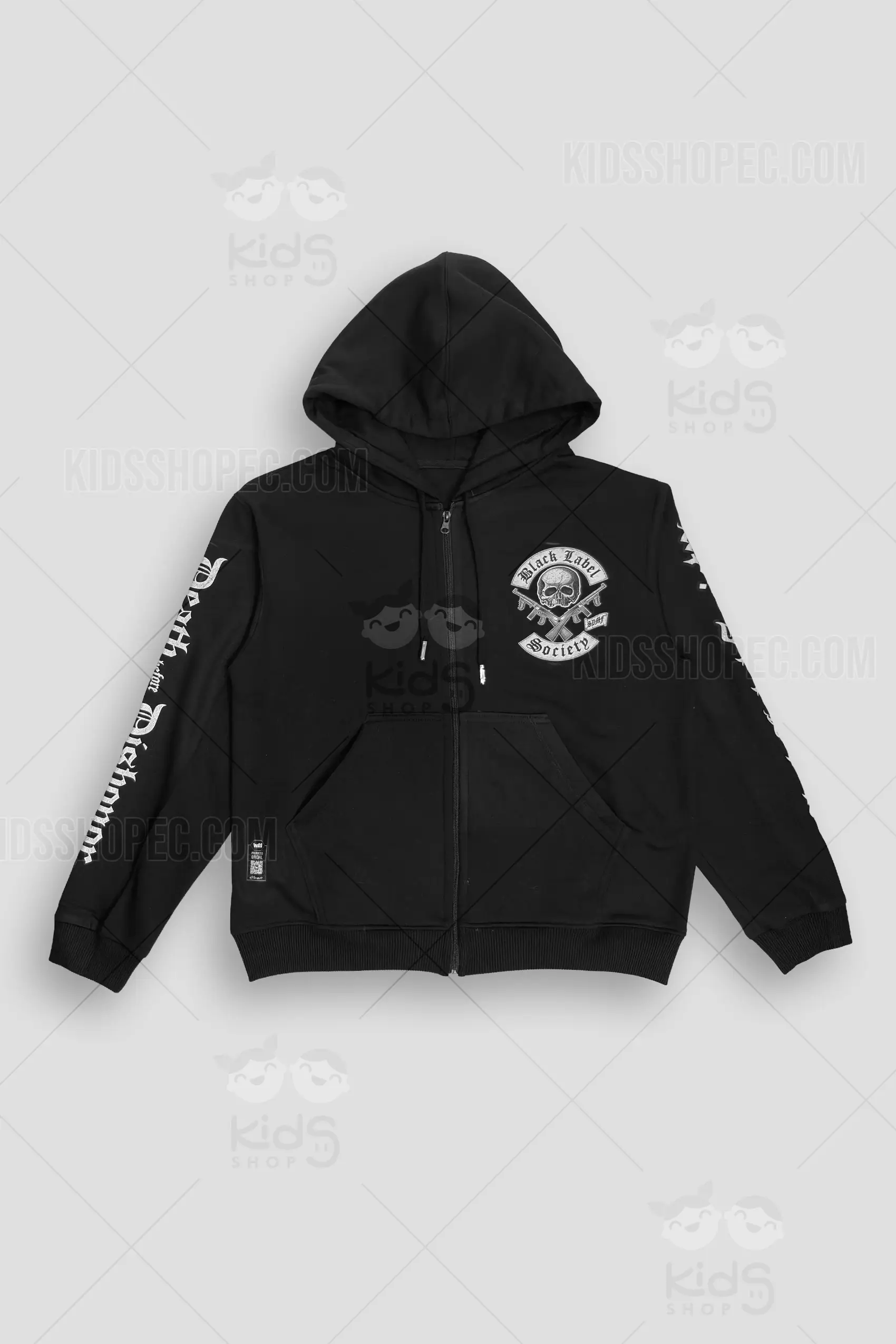 Fotografías de estudio en formato flat lay de un buzo negro de manga larga con capucha, cordones ajustables y cierre frontal completo. Presenta bolsillos tipo canguro divididos. En el pecho izquierdo luce un estampado blanco con el emblema de "Black Label Society", que incluye una calavera y rifles cruzados. Las mangas muestran textos en tipografía gótica en color blanco. En la parte posterior destaca el mismo emblema rockero en gran tamaño y alto contraste sobre el fondo oscuro. Incluye una etiqueta decorativa en el dobladillo inferior derecho.