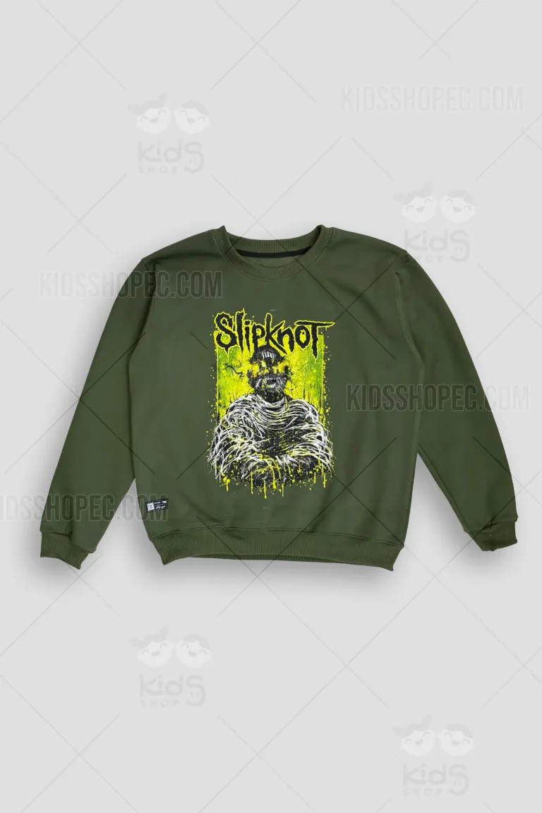 Fotografías de estudio en formato flat lay de un buzo (sudadera) de manga larga sin capucha, en color verde olivo sólido. Presenta cuello redondo y terminaciones elásticas acanaladas en puños y cintura. En la parte frontal destaca un gran estampado en alto contraste que ilustra a un personaje con máscara en tonos blanco y negro, sobre un fondo rectangular de salpicaduras verde neón y amarillo, coronado por el logotipo de "Slipknot". En el dobladillo inferior derecho incluye una etiqueta decorativa. La parte posterior exhibe en el centro un símbolo tribal geométrico, característico de la banda, estampado en color amarillo vibrante.
