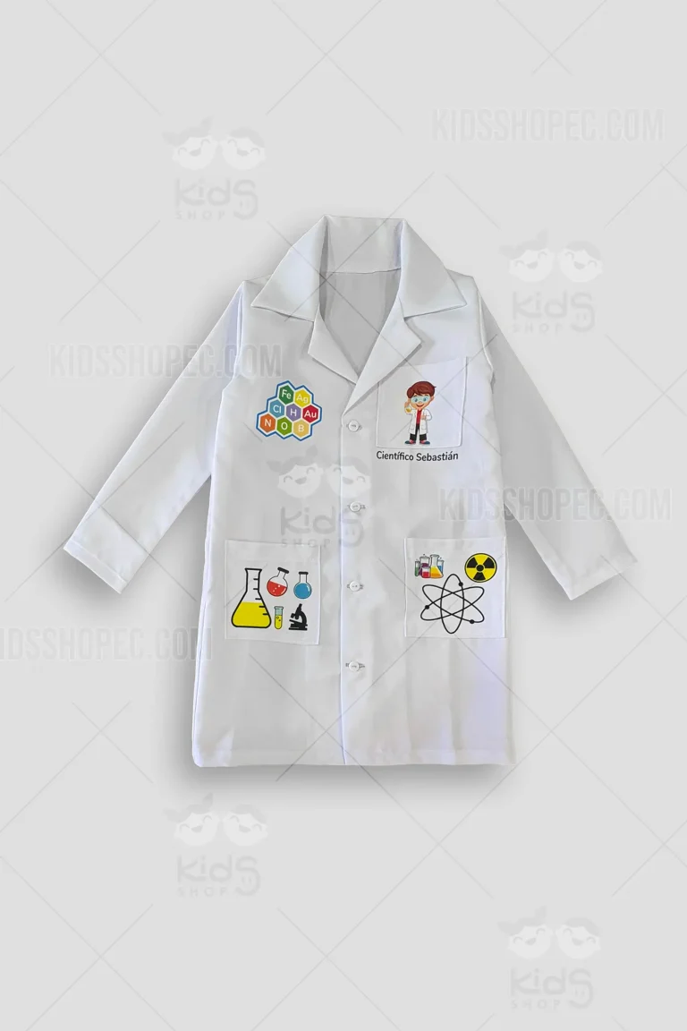 Fotografías de estudio en formato flat lay de una leva infantil de científico en color blanco. La prenda de manga larga presenta cuello con solapas, cierre frontal de botones blancos y múltiples gráficos temáticos sublimados a todo color. En el lado derecho del pecho muestra símbolos hexagonales de la tabla periódica. El bolsillo superior izquierdo incluye la ilustración de un niño científico junto al texto "Científico Sebastián". Los bolsillos inferiores están decorados con ilustraciones de matraces coloridos, un microscopio, un átomo y un símbolo de radiación.