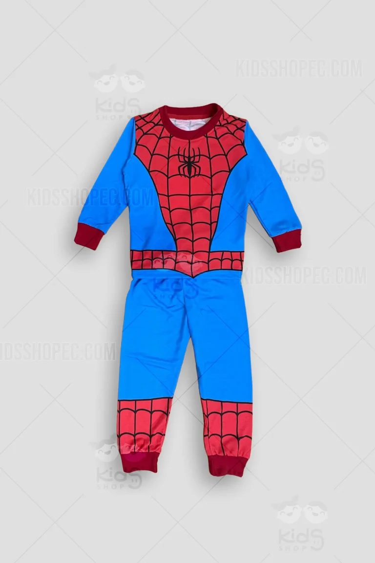 Fotografías de estudio en formato flat lay de un conjunto infantil de dos piezas compuesto por una camiseta de manga larga y un pantalón. La prenda superior presenta un diseño sublimado con base azul y paneles rojos con un patrón de telaraña negra en el pecho, hombros y dobladillo inferior, destacando el emblema de una araña negra en el centro. El cuello y los puños tienen un acabado acanalado en tono rojo oscuro. La parte posterior de la camiseta incluye el diseño de una araña roja circular en el centro. El pantalón cuenta con cintura elástica, zona superior en color azul y pantorrillas rojas con patrón de telarañas, rematando con tobilleras ajustables en rojo oscuro.
