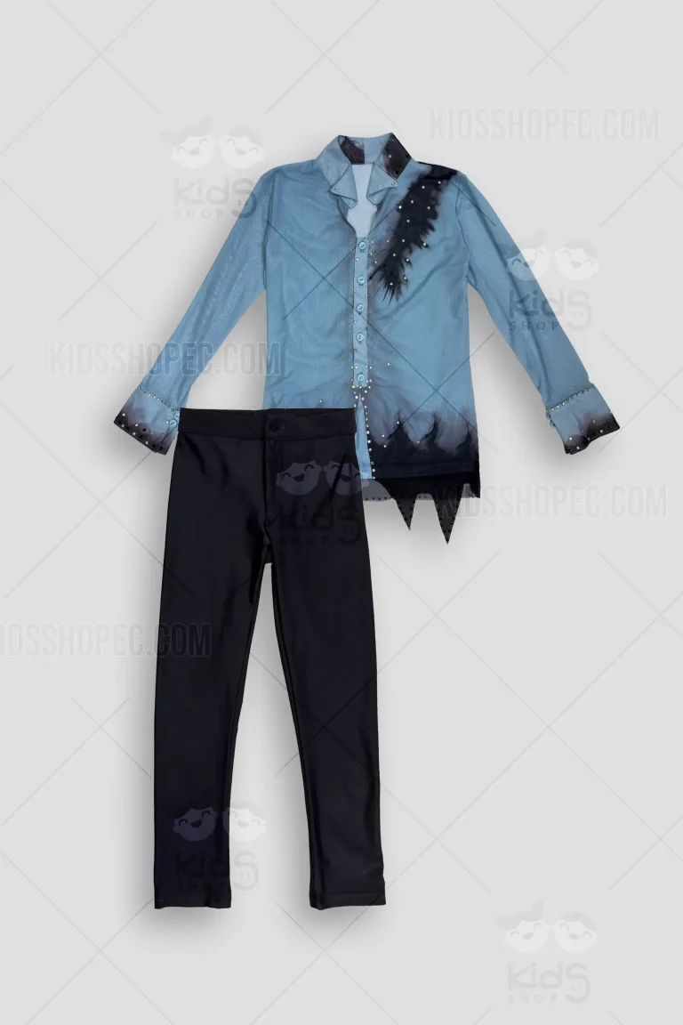 Fotografías de estudio en formato flat lay de un conjunto infantil de danza o presentación teatral compuesto por dos piezas. La parte superior es una camisa de manga larga en color azul grisáceo con cuello clásico y cierre de botones. Destaca por su diseño sublimado con manchas oscuras y degradados negros en el pecho izquierdo, cuello, puños y en el dobladillo inferior asimétrico (en forma de picos), complementado con detalles de pedrería brillante a lo largo de la botonadura, puños y manchas. La parte inferior es un pantalón largo de corte recto y ajustado en color negro sólido, con pretina lisa y botón central.