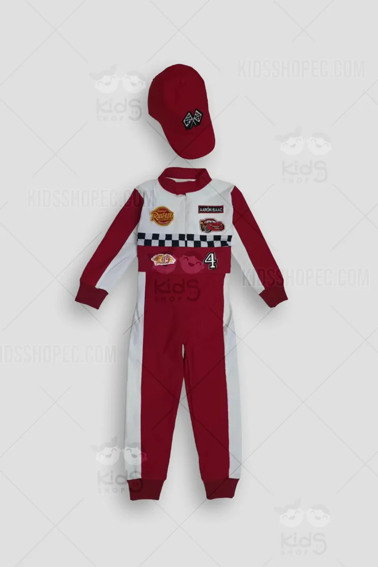 Fotografías de estudio en formato flat lay de un conjunto infantil compuesto por un enterizo de manga larga y una gorra roja a juego. El traje presenta un diseño de bloques de color en rojo y blanco, con cuello y puños acanalados en rojo. En el pecho incluye un cierre frontal, una franja de cuadros blancos y negros estilo bandera de carreras, y múltiples estampados: un logotipo de estilo retro, un auto de carreras rojo animado, el número "95", el número "4" y el nombre personalizado "AARÓN ISAAC". La espalda mantiene el diseño bicolor con la franja a cuadros en la zona central. La gorra incluye un estampado frontal de dos banderas a cuadros cruzadas.