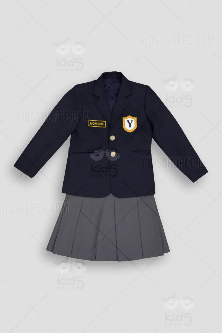 Fotografías de estudio en formato flat lay de un conjunto de uniforme escolar de dos piezas. Incluye una leva azul marino de manga larga con solapas clásicas, dos botones dorados frontales y falsos bolsillos con ribete. En el pecho izquierdo lleva un aplique en forma de escudo con la letra "Y" y bordes amarillos; en el derecho, un parche rectangular amarillo con la palabra "NOMBRE" en azul. Se complementa con una falda escolar plisada en color gris oscuro, con pretina lisa y cierre de botón lateral.