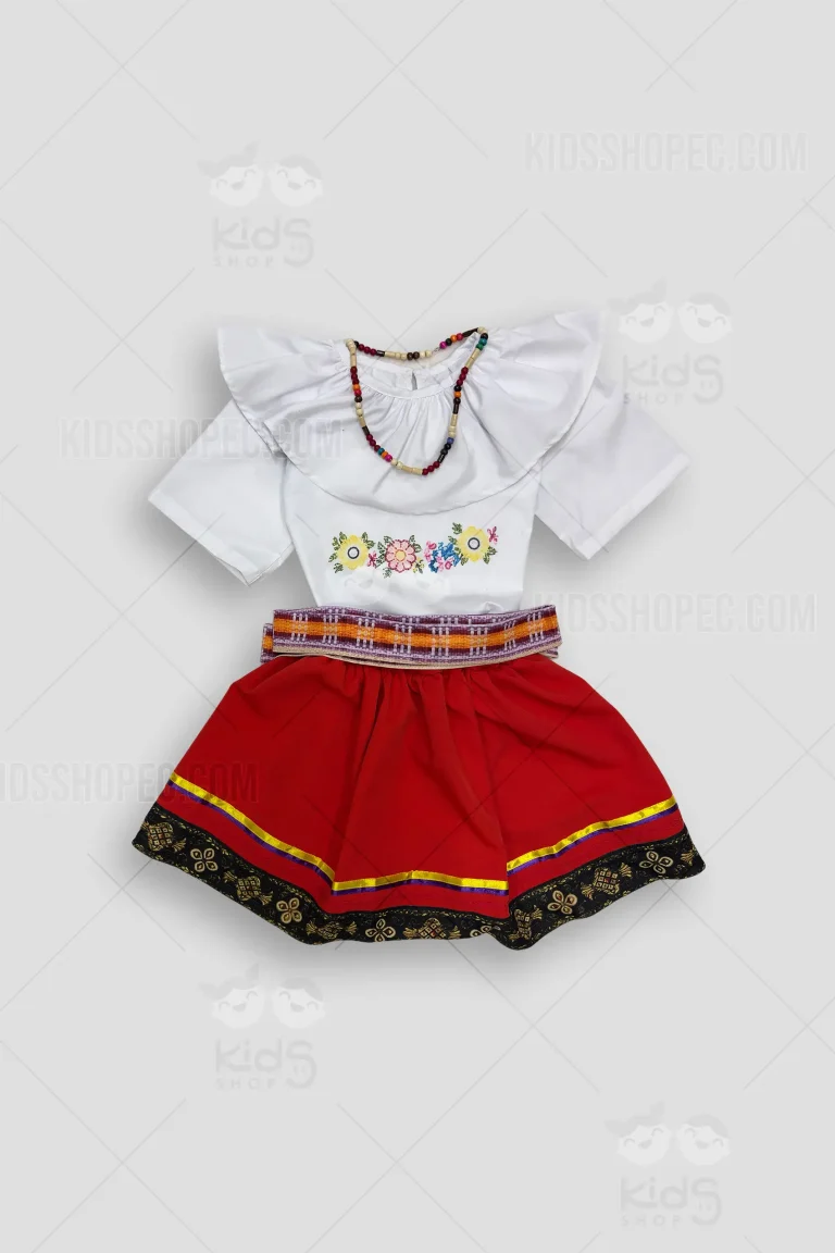 Fotografías de estudio en formato flat lay de un conjunto infantil de danza tradicional andina. Incluye una blusa blanca de manga corta con un amplio cuello de vuelos y un diseño sublimado central de flores coloridas. Se acompaña de una falda roja con cintura elástica, adornada en el dobladillo inferior con cintas en tonos amarillo y morado, seguida de una franja negra con patrones geométricos tradicionales. El set se completa con accesorios folclóricos: una faja tejida con rayas moradas, naranjas y amarillas, y un collar rústico de cuentas de madera en colores vivos.